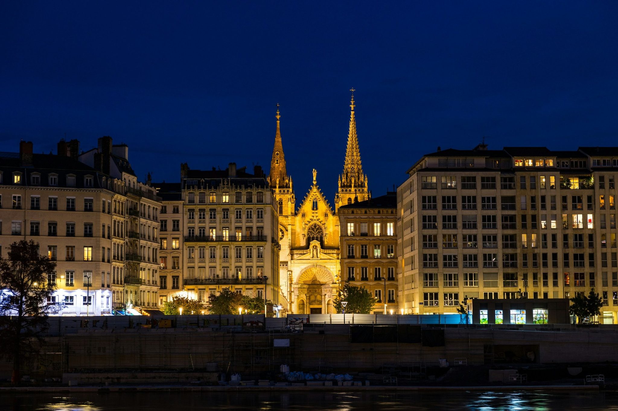 Geneva's old town at night
